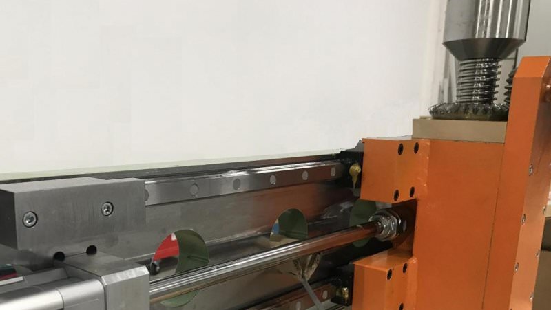 Device to control sheet metal loops from coils