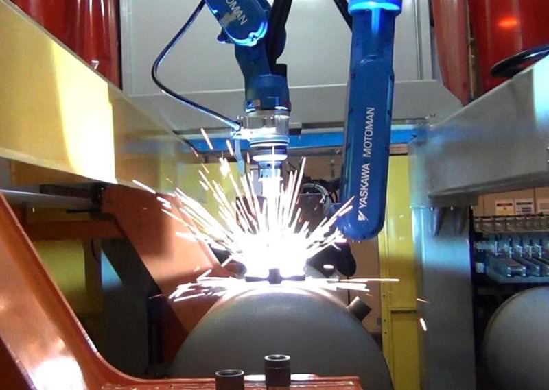 Twin station with element positioning robot and robot for welding the element to the water heater