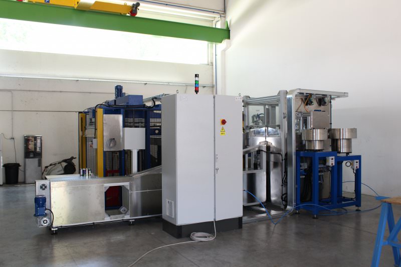 Centro automatico per il riempimento e la tappatura di lattine metalliche, per liquidi catalizzatori a potere infiammabile