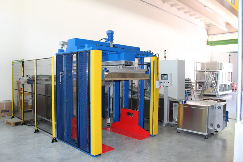 Gema Elettromeccanica Srl - Center for automatic filling and capping of metal cans, for liquids catalysts flammable power