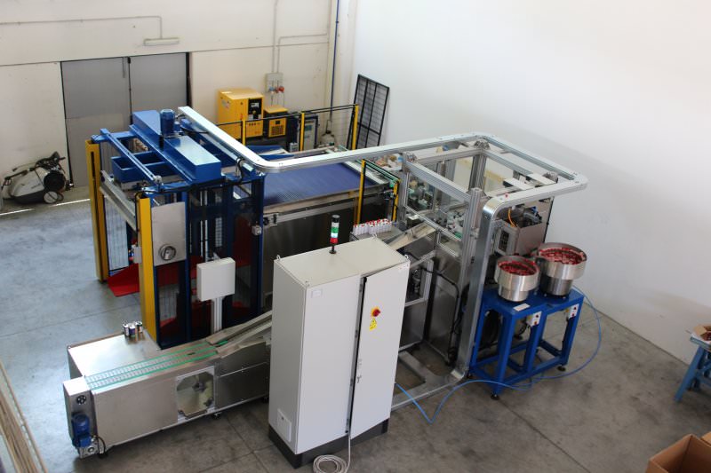 Gema Elettromeccanica Srl - Centro automatico per il riempimento e la tappatura di lattine metalliche, per liquidi catalizzatori a potere infiammabile